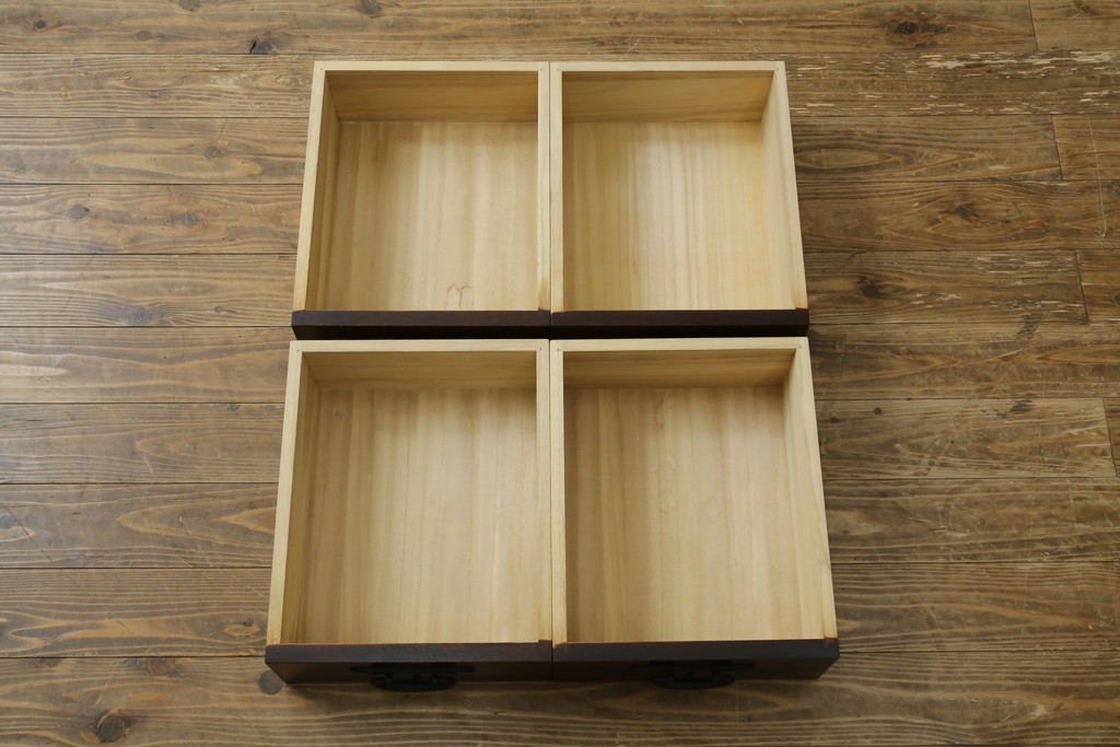中古　美品　三面栗(クリ)材　引き出し4杯付き　格子戸の水屋箪笥サイドボード　(R-086904)