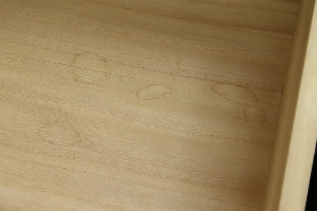 中古　美品　三面栗(クリ)材　引き出し4杯付き　格子戸の水屋箪笥サイドボード　(R-086904)