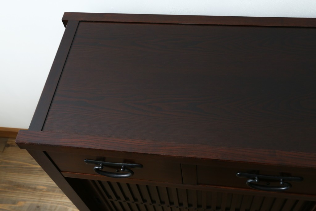 中古　美品　三面栗(クリ)材　引き出し4杯付き　格子戸の水屋箪笥サイドボード　(R-086904)