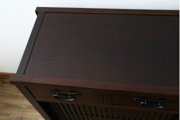 中古　美品　三面栗(クリ)材　引き出し4杯付き　格子戸の水屋箪笥サイドボード　(R-086904)