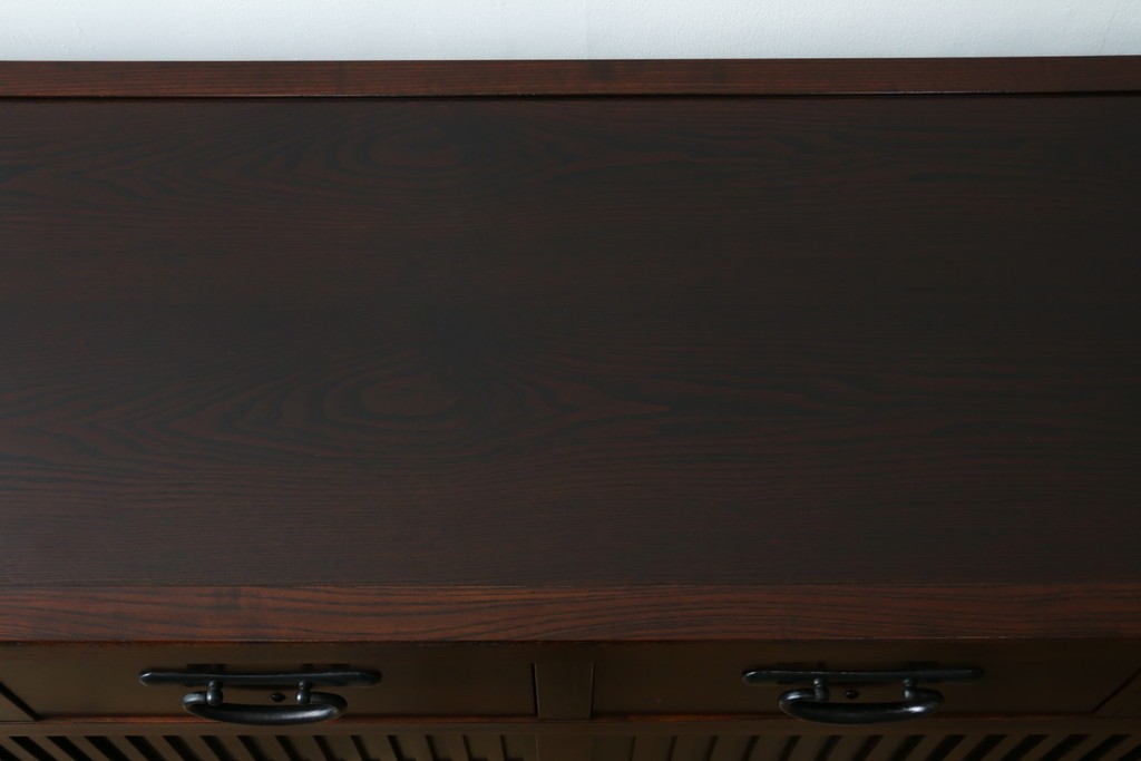 中古　美品　三面栗(クリ)材　引き出し4杯付き　格子戸の水屋箪笥サイドボード　(R-086904)