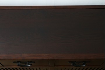 中古　美品　三面栗(クリ)材　引き出し4杯付き　格子戸の水屋箪笥サイドボード　(R-086904)