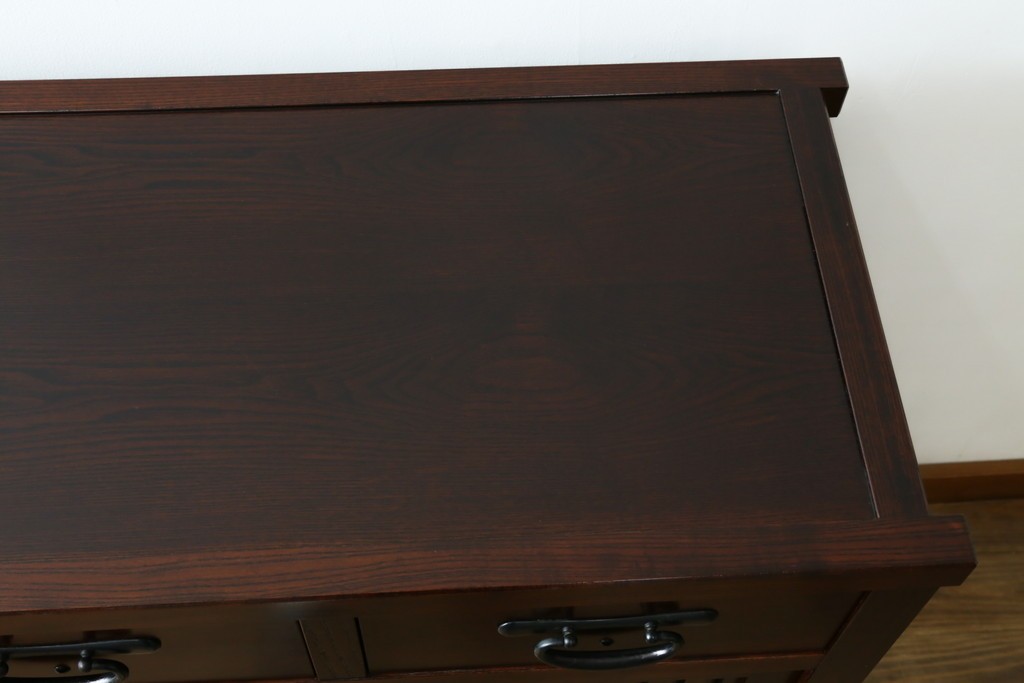 中古　美品　三面栗(クリ)材　引き出し4杯付き　格子戸の水屋箪笥サイドボード　(R-086904)