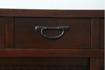 中古　美品　三面栗(クリ)材　引き出し4杯付き　格子戸の水屋箪笥サイドボード　(R-086904)