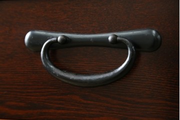 中古　美品　三面栗(クリ)材　引き出し4杯付き　格子戸の水屋箪笥サイドボード　(R-086904)