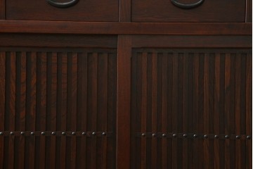 中古　美品　三面栗(クリ)材　引き出し4杯付き　格子戸の水屋箪笥サイドボード　(R-086904)