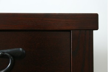 中古　美品　三面栗(クリ)材　引き出し4杯付き　格子戸の水屋箪笥サイドボード　(R-086904)