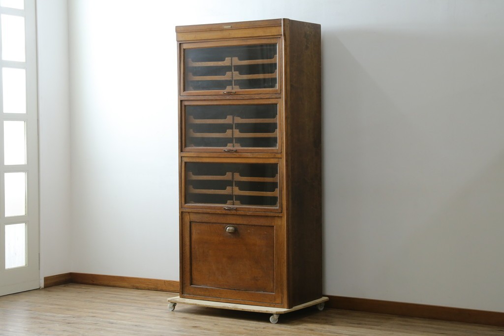 イギリスアンティーク　オーク材　品格と機能美が光るフラップ式ガラス扉の縦型シャツケース　(R-086905)