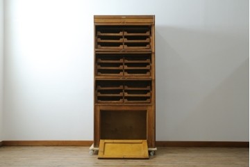 イギリスアンティーク　オーク材　品格と機能美が光るフラップ式ガラス扉の縦型シャツケース　(R-086905)