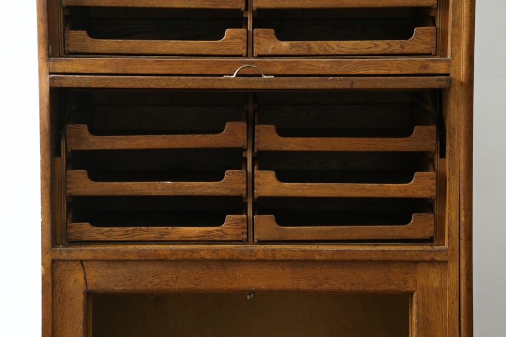 イギリスアンティーク　オーク材　品格と機能美が光るフラップ式ガラス扉の縦型シャツケース　(R-086905)