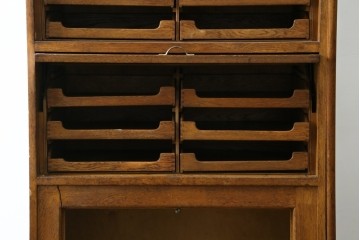 イギリスアンティーク　オーク材　品格と機能美が光るフラップ式ガラス扉の縦型シャツケース　(R-086905)