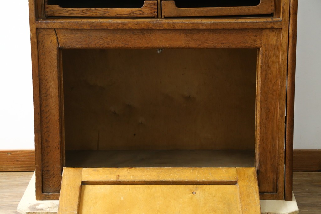 イギリスアンティーク　オーク材　品格と機能美が光るフラップ式ガラス扉の縦型シャツケース　(R-086905)