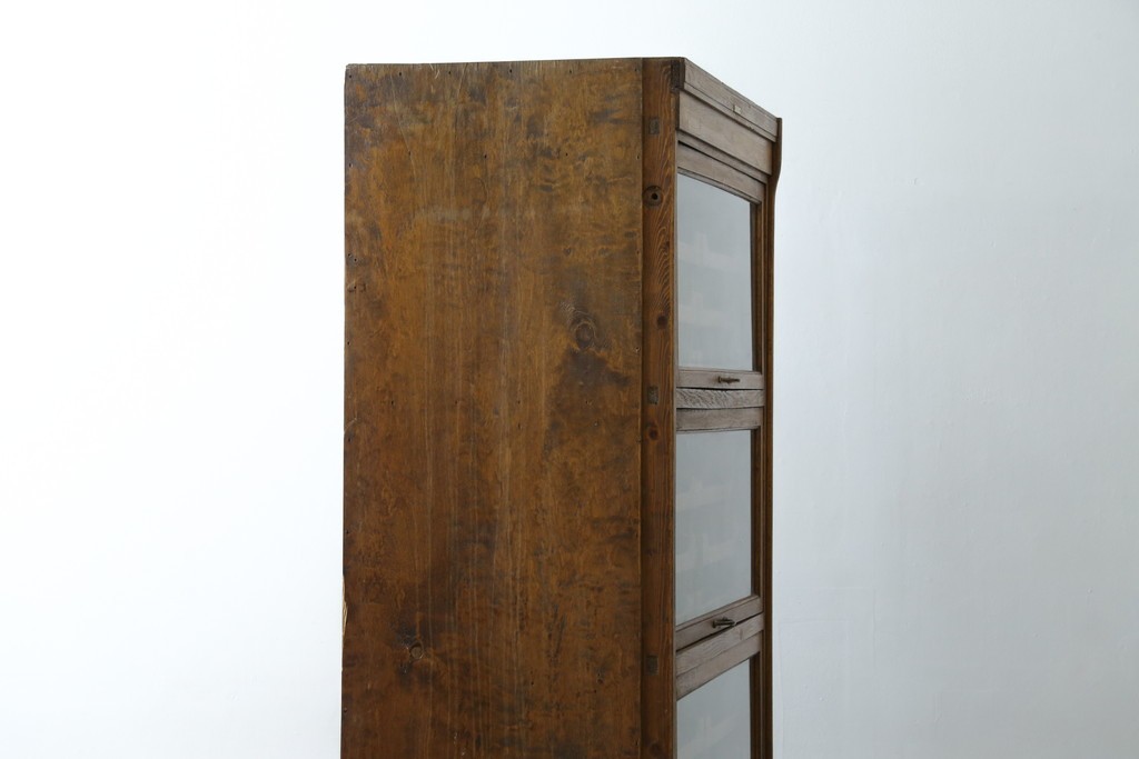 イギリスアンティーク　オーク材　品格と機能美が光るフラップ式ガラス扉の縦型シャツケース　(R-086905)