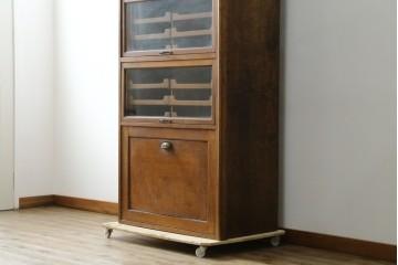 イギリスアンティーク　オーク材　品格と機能美が光るフラップ式ガラス扉の縦型シャツケース　(R-086905)