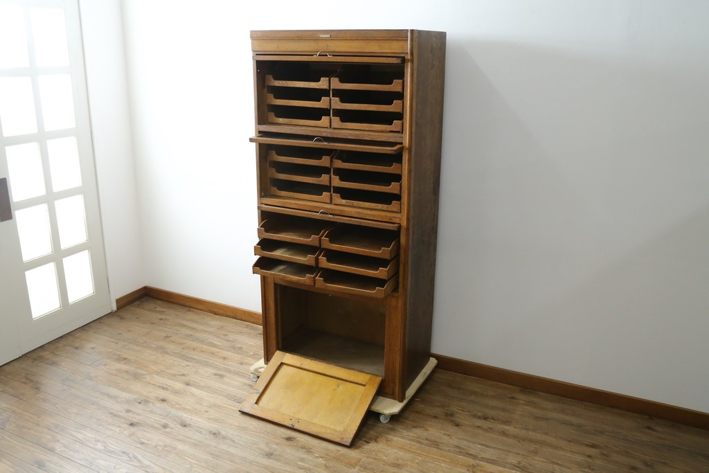 イギリスアンティーク　オーク材　品格と機能美が光るフラップ式ガラス扉の縦型シャツケース　(R-086905)