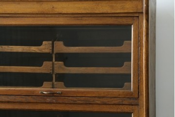 イギリスアンティーク　オーク材　品格と機能美が光るフラップ式ガラス扉の縦型シャツケース　(R-086905)