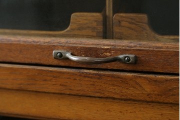 イギリスアンティーク　オーク材　品格と機能美が光るフラップ式ガラス扉の縦型シャツケース　(R-086905)