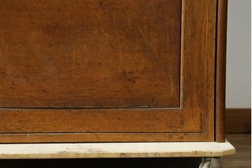 イギリスアンティーク　オーク材　品格と機能美が光るフラップ式ガラス扉の縦型シャツケース　(R-086905)