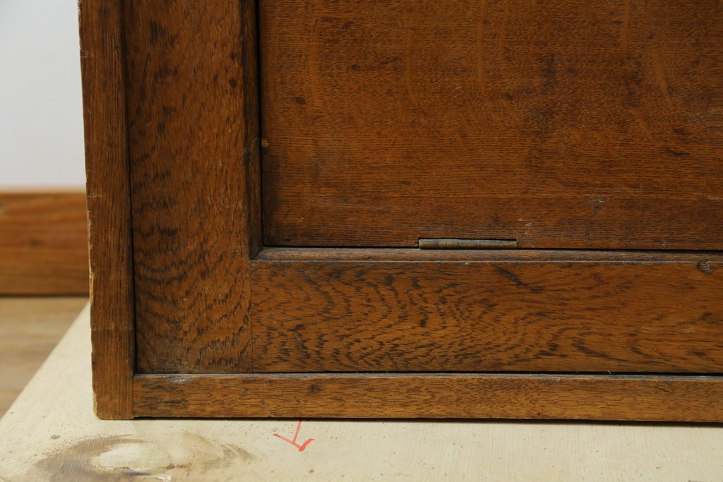 イギリスアンティーク　オーク材　品格と機能美が光るフラップ式ガラス扉の縦型シャツケース　(R-086905)