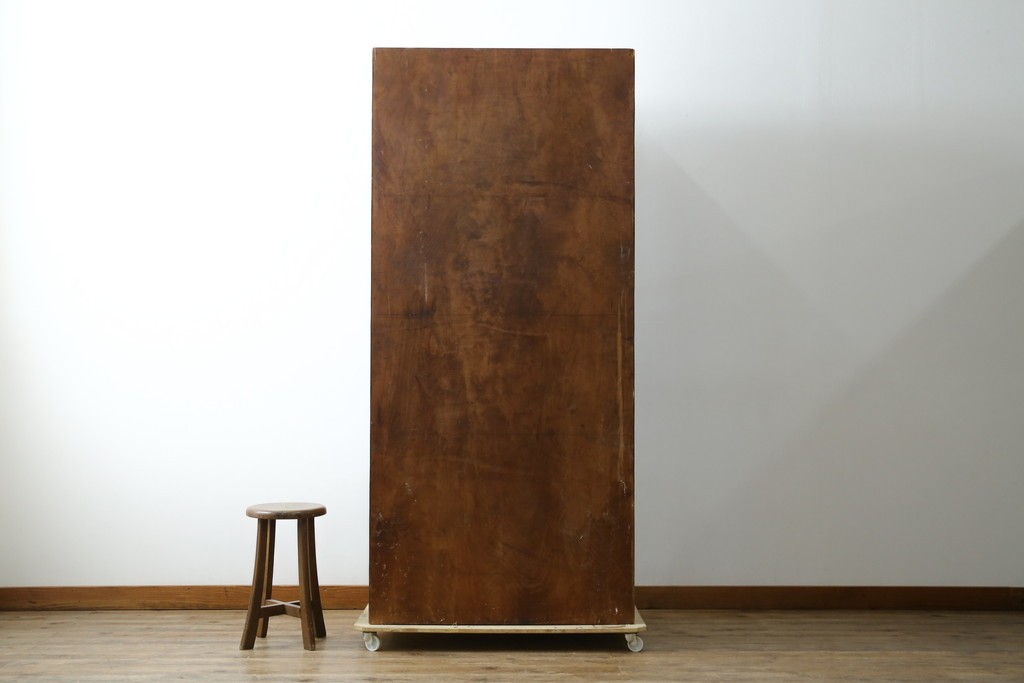 イギリスアンティーク　オーク材　品格と機能美が光るフラップ式ガラス扉の縦型シャツケース　(R-086905)