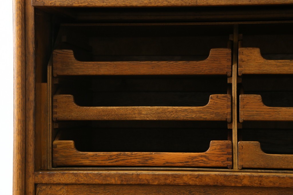 イギリスアンティーク　オーク材　品格と機能美が光るフラップ式ガラス扉の縦型シャツケース　(R-086905)