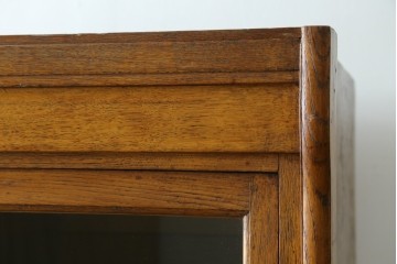 イギリスアンティーク　オーク材　品格と機能美が光るフラップ式ガラス扉の縦型シャツケース　(R-086905)
