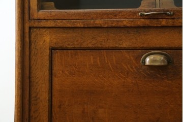 イギリスアンティーク　オーク材　品格と機能美が光るフラップ式ガラス扉の縦型シャツケース　(R-086905)