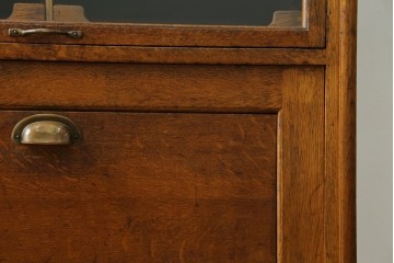 イギリスアンティーク　オーク材　品格と機能美が光るフラップ式ガラス扉の縦型シャツケース　(R-086905)