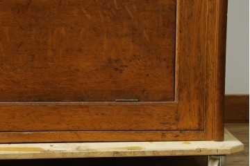 イギリスアンティーク　オーク材　品格と機能美が光るフラップ式ガラス扉の縦型シャツケース　(R-086905)