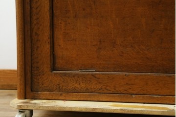 イギリスアンティーク　オーク材　品格と機能美が光るフラップ式ガラス扉の縦型シャツケース　(R-086905)