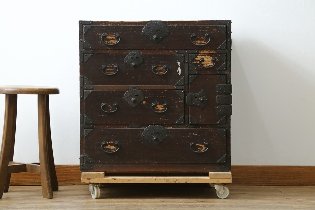 和製アンティーク　明治期　重厚な金具と味わいのある佇まいが魅力の東北小箪笥　(R-086907)