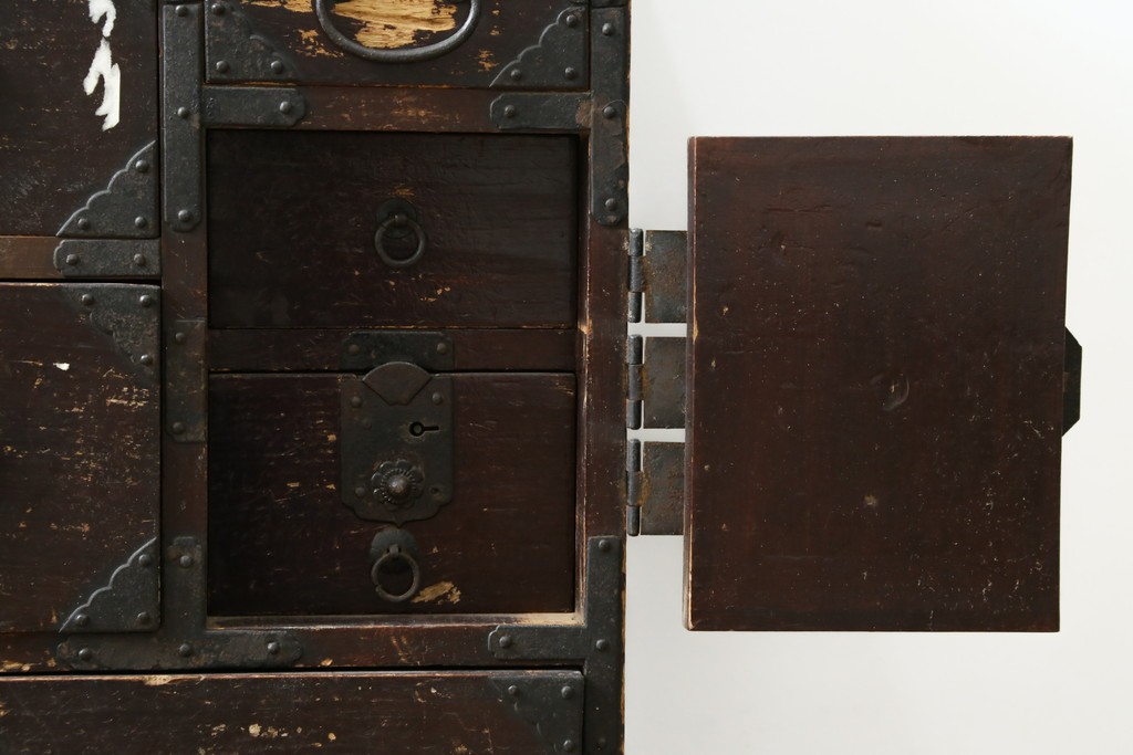 和製アンティーク　明治期　重厚な金具と味わいのある佇まいが魅力の東北小箪笥　(R-086907)