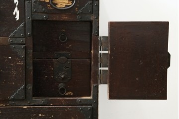 和製アンティーク　明治期　重厚な金具と味わいのある佇まいが魅力の東北小箪笥　(R-086907)