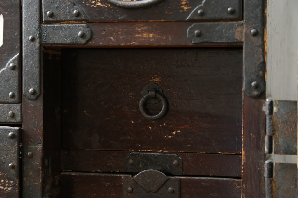和製アンティーク　明治期　重厚な金具と味わいのある佇まいが魅力の東北小箪笥　(R-086907)