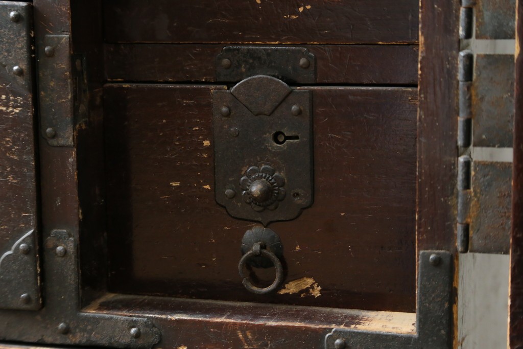 和製アンティーク　明治期　重厚な金具と味わいのある佇まいが魅力の東北小箪笥　(R-086907)