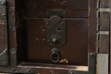 和製アンティーク　明治期　重厚な金具と味わいのある佇まいが魅力の東北小箪笥　(R-086907)