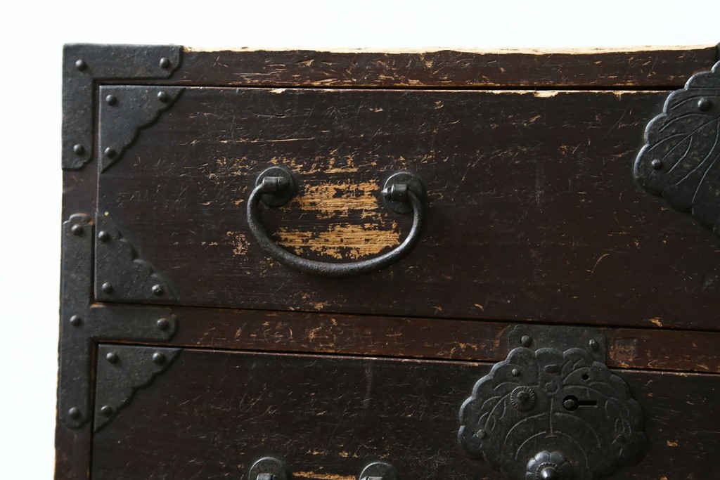 和製アンティーク　明治期　重厚な金具と味わいのある佇まいが魅力の東北小箪笥　(R-086907)