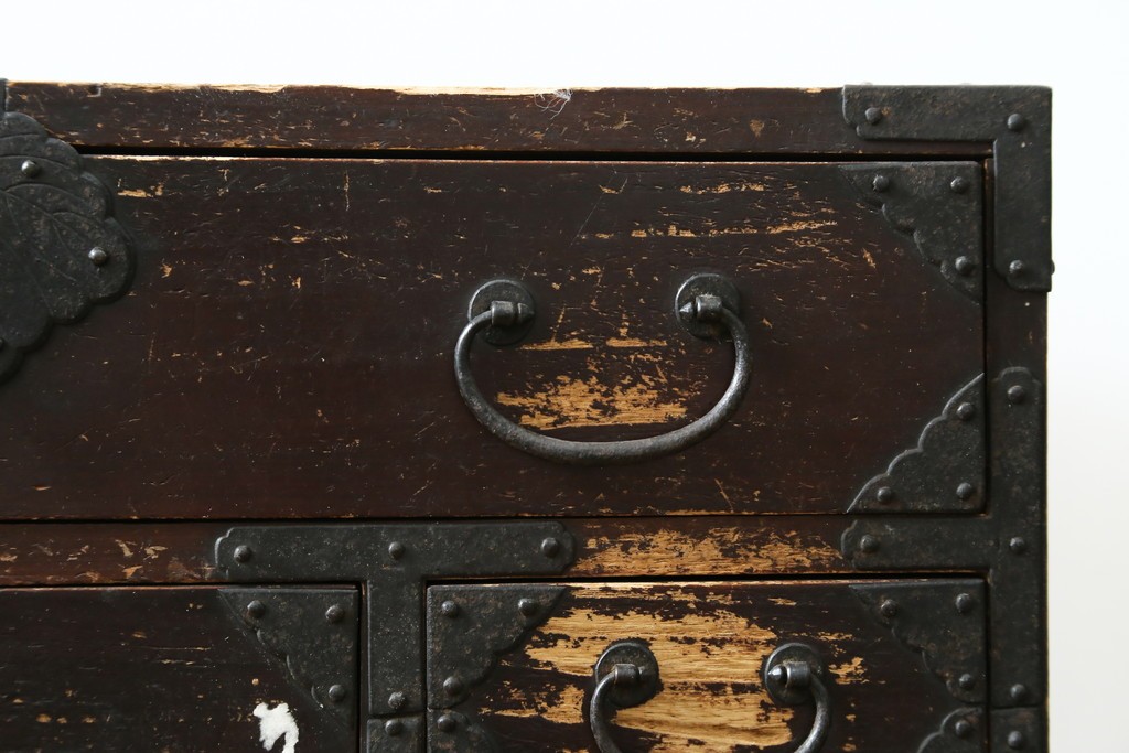 和製アンティーク　明治期　重厚な金具と味わいのある佇まいが魅力の東北小箪笥　(R-086907)