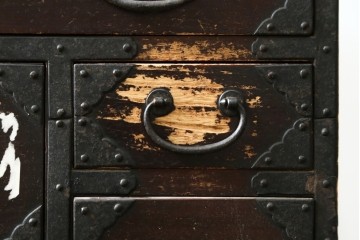 和製アンティーク　明治期　重厚な金具と味わいのある佇まいが魅力の東北小箪笥　(R-086907)