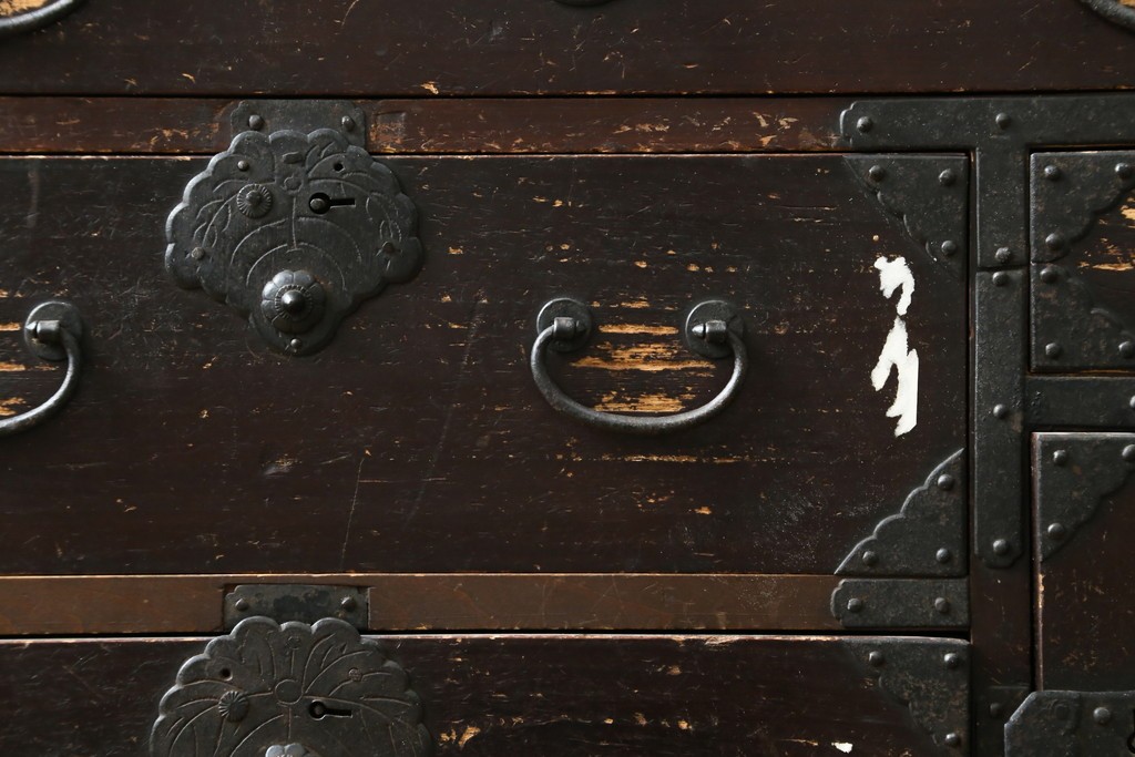 和製アンティーク　明治期　重厚な金具と味わいのある佇まいが魅力の東北小箪笥　(R-086907)