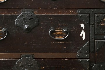 和製アンティーク　明治期　重厚な金具と味わいのある佇まいが魅力の東北小箪笥　(R-086907)