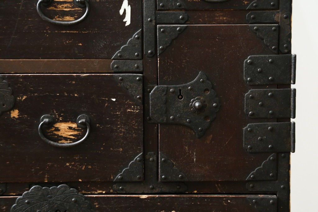 和製アンティーク　明治期　重厚な金具と味わいのある佇まいが魅力の東北小箪笥　(R-086907)