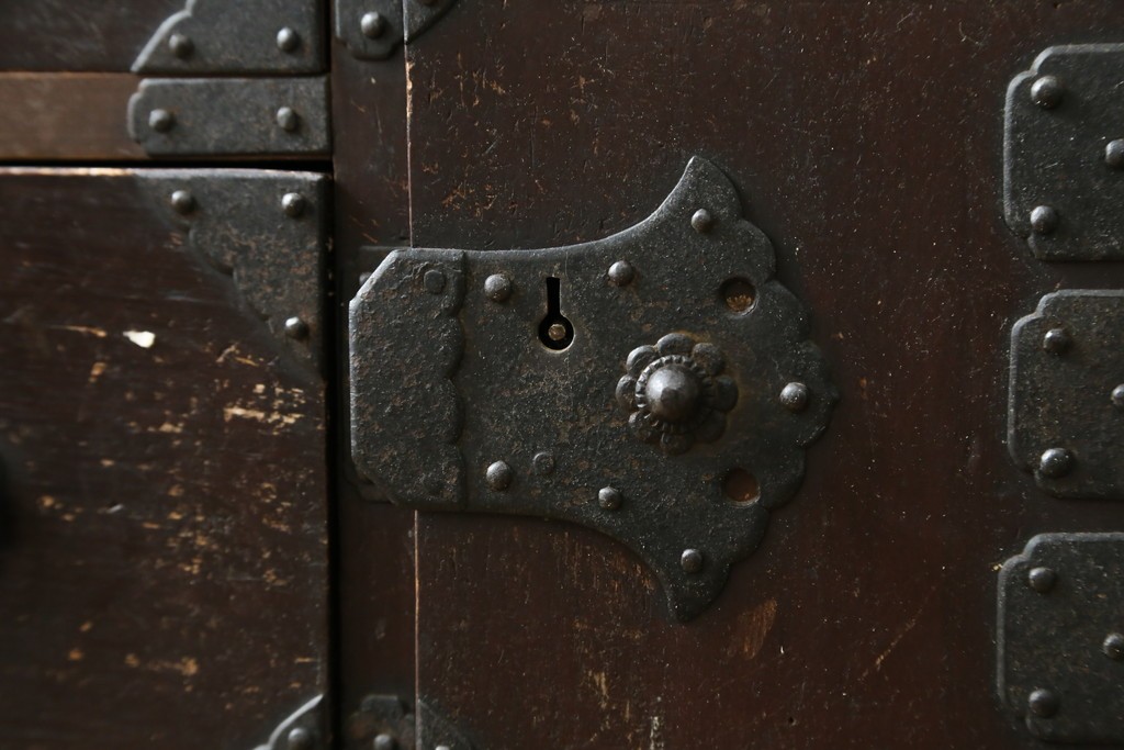 和製アンティーク　明治期　重厚な金具と味わいのある佇まいが魅力の東北小箪笥　(R-086907)