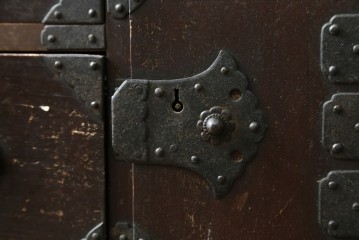 和製アンティーク　明治期　重厚な金具と味わいのある佇まいが魅力の東北小箪笥　(R-086907)