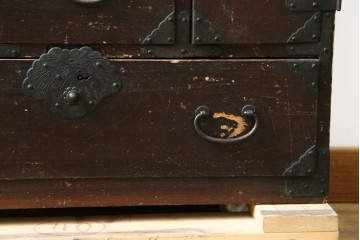 和製アンティーク　明治期　重厚な金具と味わいのある佇まいが魅力の東北小箪笥　(R-086907)