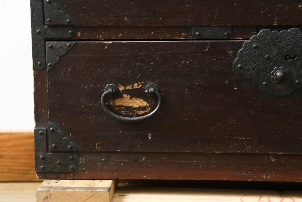 和製アンティーク　明治期　重厚な金具と味わいのある佇まいが魅力の東北小箪笥　(R-086907)