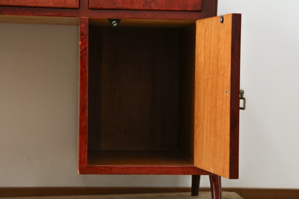 中古　美品　希少!!　アルド・トゥーラ(ALDO TURA)　艶やかな赤褐色が目を引く仔山羊革(ゴートスキン)張りのドレッサー　(R-086908)