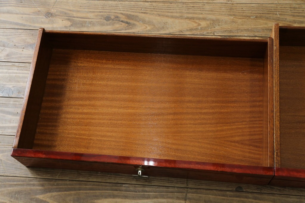 中古　美品　希少!!　アルド・トゥーラ(ALDO TURA)　艶やかな赤褐色が目を引く仔山羊革(ゴートスキン)張りのドレッサー　(R-086908)