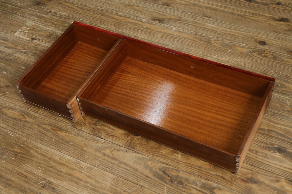 中古　美品　希少!!　アルド・トゥーラ(ALDO TURA)　艶やかな赤褐色が目を引く仔山羊革(ゴートスキン)張りのドレッサー　(R-086908)