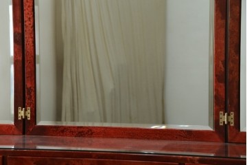 中古　美品　希少!!　アルド・トゥーラ(ALDO TURA)　艶やかな赤褐色が目を引く仔山羊革(ゴートスキン)張りのドレッサー　(R-086908)